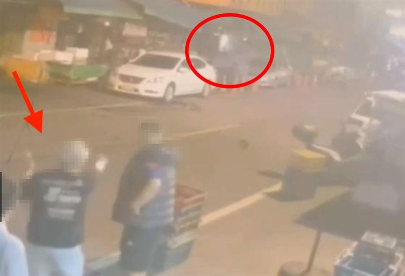 在市場對面聊天的一群人發現異狀。（圖／民眾提供）