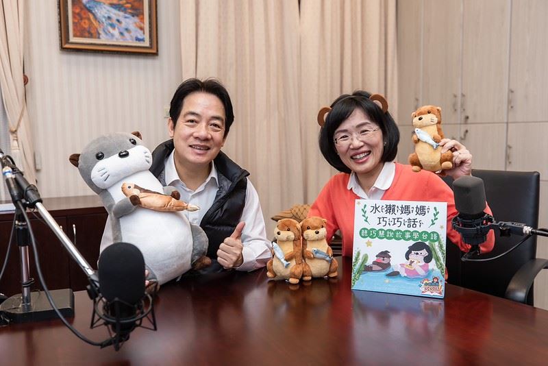 周軒貼照指出，這是當年賴清德總統還是副總統的時候，在兒童節前夕上蘇巧慧的節目，為小朋友念故事書。（圖／翻攝自周軒臉書）