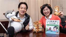 周軒貼照指出，這是當年賴清德總統還是副總統的時候，在兒童節前夕上蘇巧慧的節目，為小朋友念故事書。（圖／翻攝自周軒臉書）