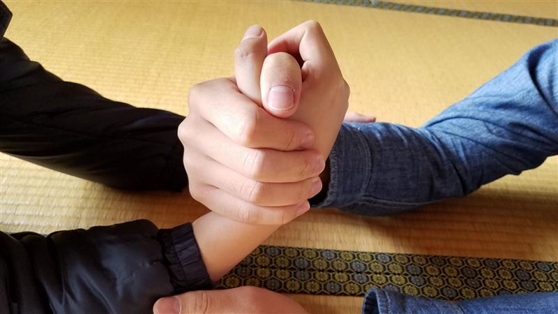 陳女在友人婚宴上參加阿秋霸比賽，慘遭莊姓女網紅折斷手臂，怒告求償142萬。（圖／翻攝自photo AC）