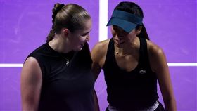 台灣網球女單一姊謝淑薇攜手「O妹」奧絲塔朋科（Jelena Ostapenko）在2025年WTA年終總決賽挺進女雙最終4強。（圖／翻攝自X平台 @WTA）