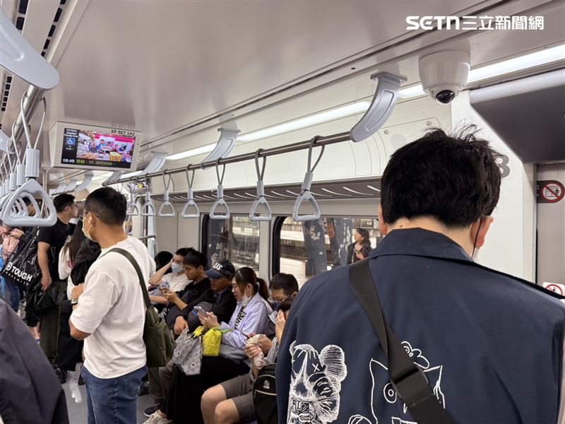 跨年倒數，不少民眾早已規畫好到外縣市跨年，或是返鄉與家人團聚。（圖／記者李育道攝影）