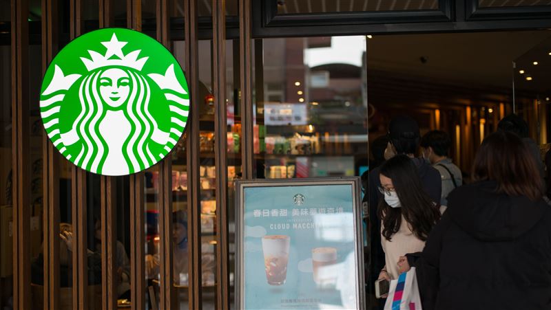 台灣服務業可悲？他撞碎燈罩 店員1舉惹議