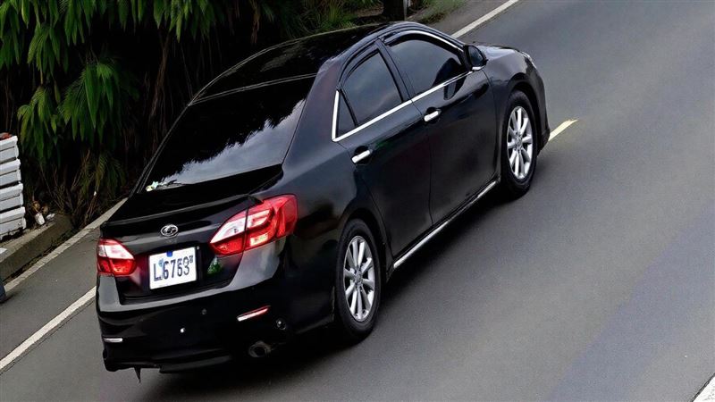 竊嫌做案後，駕駛懸掛變造車牌的自小客逃離現場。（圖／翻攝畫面）