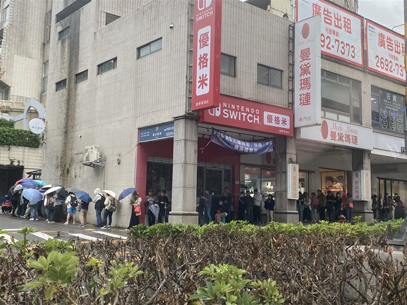 台北東湖街頭近日出現罕見排隊人潮，即使天氣陰雨綿綿，仍有民眾撐傘冒雨等候，引發路人側目。（圖／翻攝自【我是東湖人】(社團版) 臉書）