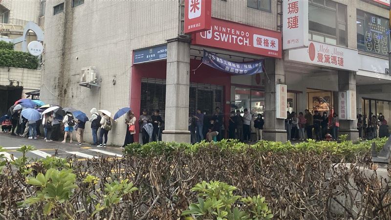 雨天東湖驚現神秘人龍　背後真相藏洋蔥