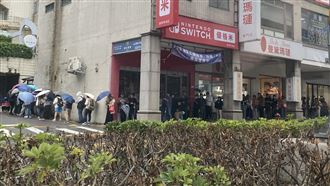 台北東湖街頭近日出現罕見排隊人潮，即使天氣陰雨綿綿，仍有民眾撐傘冒雨等候，引發路人側目。（圖／翻攝自【我是東湖人】(社團版) 臉書）