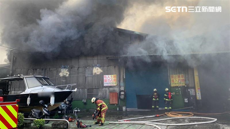 新北市柑園街一段工廠發生火警，鄰近國小疏散500多名師生。（圖／翻攝畫面）