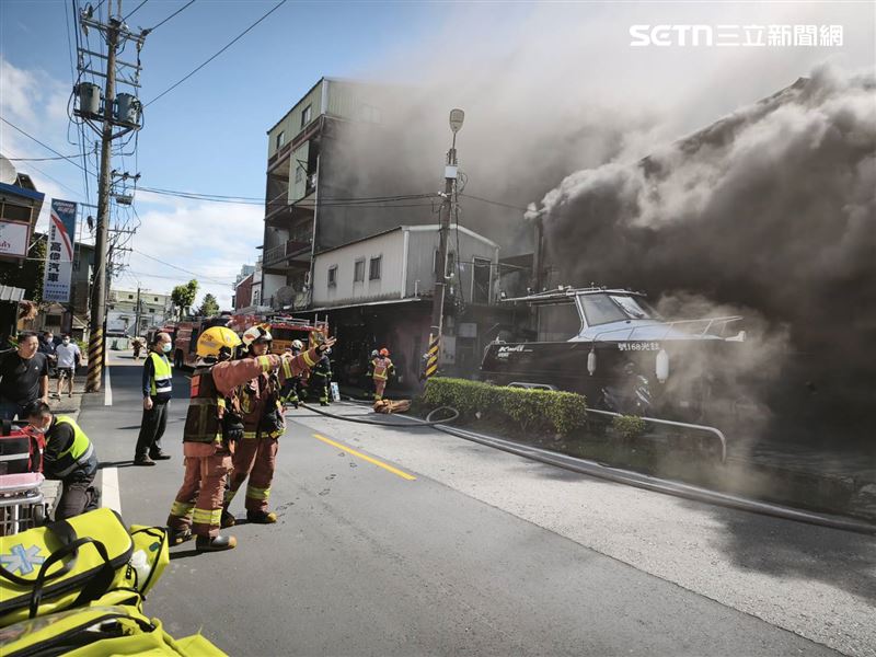 新北市柑園街一段工廠發生火警，鄰近國小疏散500多名師生。（圖／翻攝畫面）