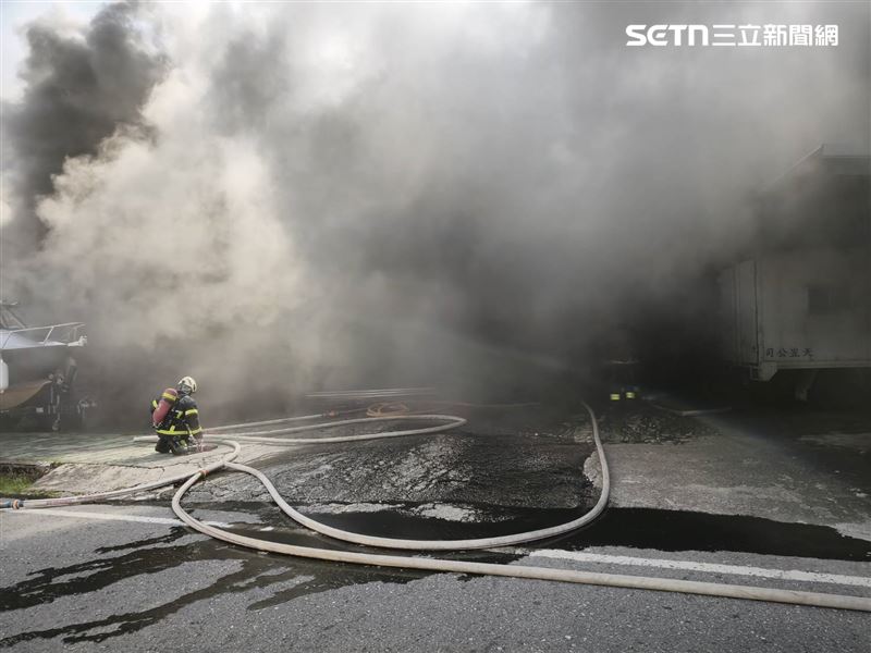 新北市柑園街一段工廠發生火警，鄰近國小疏散500多名師生。（圖／翻攝畫面）