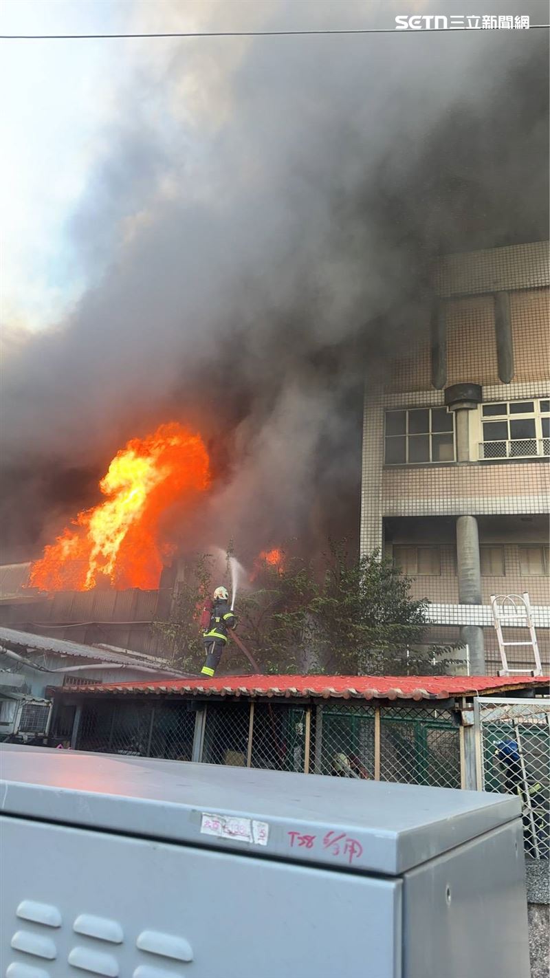新北市柑園街一段工廠發生火警，鄰近國小疏散500多名師生。（圖／翻攝畫面）
