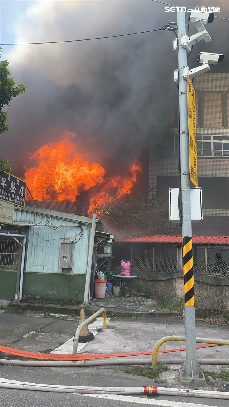 新北市柑園街一段工廠發生火警，鄰近國小疏散500多名師生。（圖／翻攝畫面）