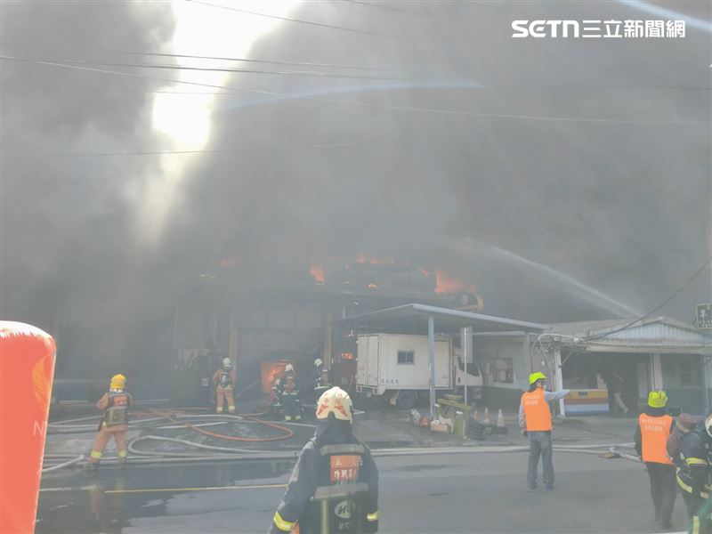 新北市柑園街一段工廠發生火警，鄰近國小疏散500多名師生。（圖／翻攝畫面）