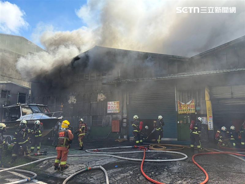 新北市柑園街一段工廠發生火警，鄰近國小疏散500多名師生。（圖／翻攝畫面）