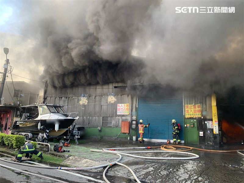 新北市柑園街一段工廠發生火警，鄰近國小疏散500多名師生。（圖／翻攝畫面）