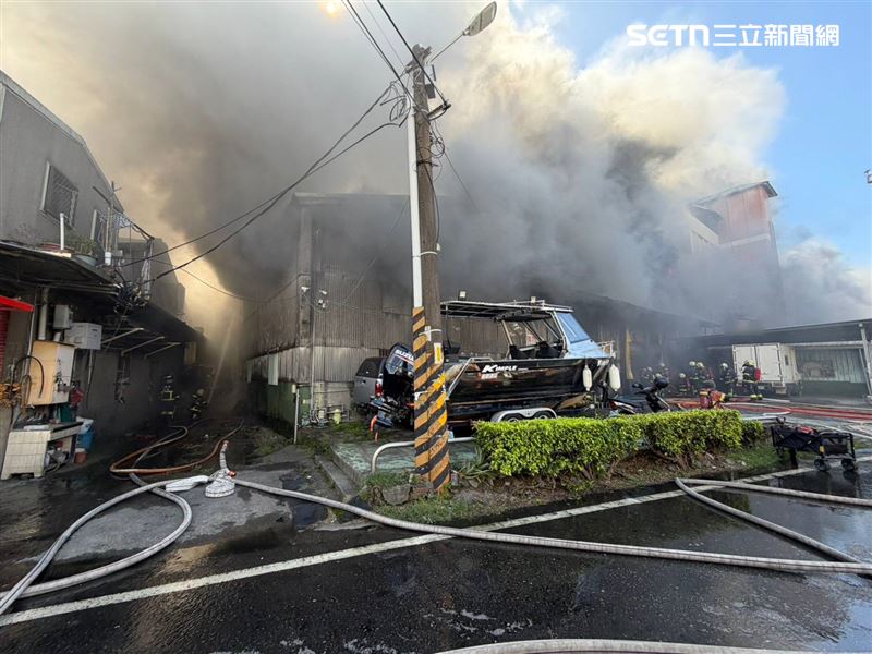 新北市柑園街一段工廠發生火警，鄰近國小疏散500多名師生。（圖／翻攝畫面）