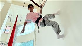 阿翔體驗牆舞，褲襠卡得很緊有「蛋蛋的哀聲」。（圖／民視提供）