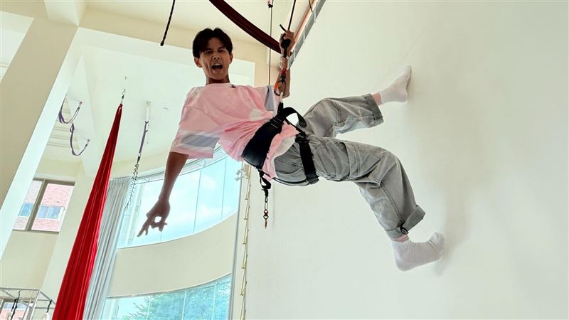 阿翔體驗牆舞，褲襠卡得很緊有「蛋蛋的哀聲」。（圖／民視提供）