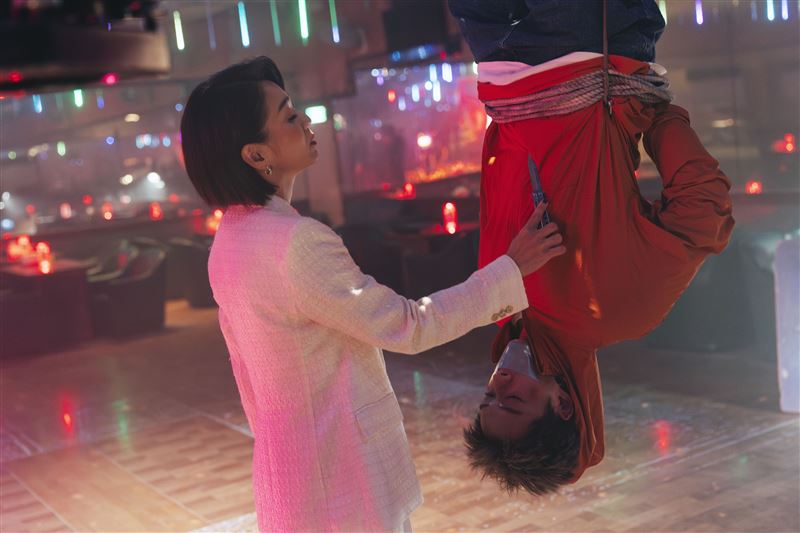 陳澤耀（右）挑戰極限「倒吊」戲　血衝腦險昏厥。（圖／愛奇藝國際版、壹壹影業提供）