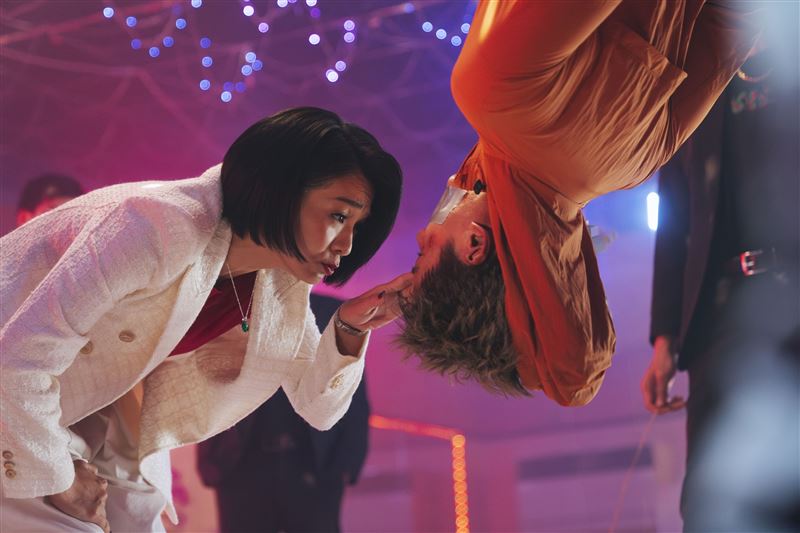 陳雪甄（左）安排陳澤耀（右）走後門入監所任職「賣身還債」。（圖／愛奇藝國際版、壹壹影業提供）