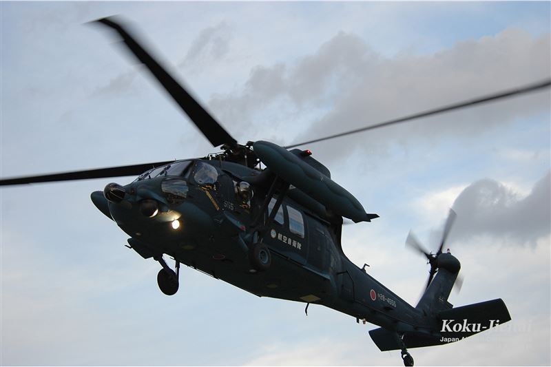 自衛隊過去曾使用直升機，監控野生鹿群，並與獵人合作，控制北海道蝦夷鹿群的數量。（圖／翻攝自日本航空自衛隊官網）