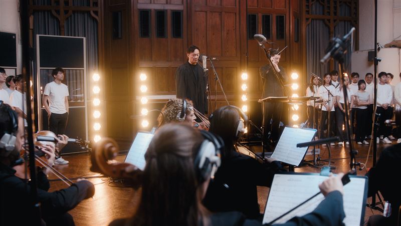 陳奕迅錄音現場真情流露！赴英重錄《K歌之王》感動落淚。（圖／環球音樂提供）