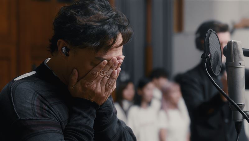 陳奕迅錄音現場真情流露！赴英重錄《K歌之王》感動落淚。（圖／環球音樂提供）