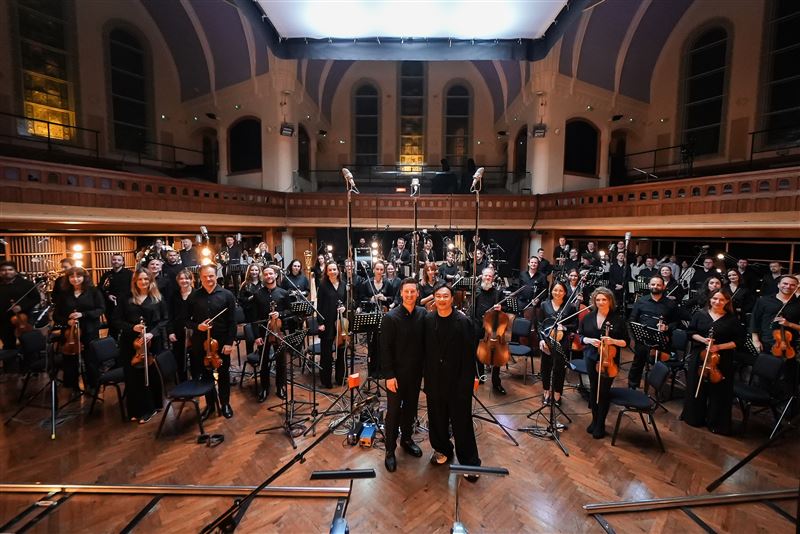 陳奕迅錄音現場真情流露！赴英重錄《K歌之王》感動落淚。（圖／環球音樂提供）