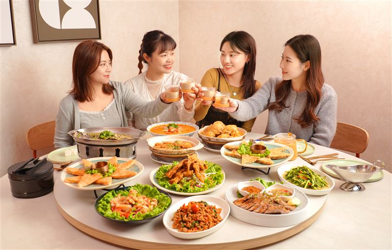 瓦城泰統集團響應普發一萬元政策與年末歡聚熱潮,旗下六大品牌推出尾牙春酒派對專案。(圖/品牌業者提供)