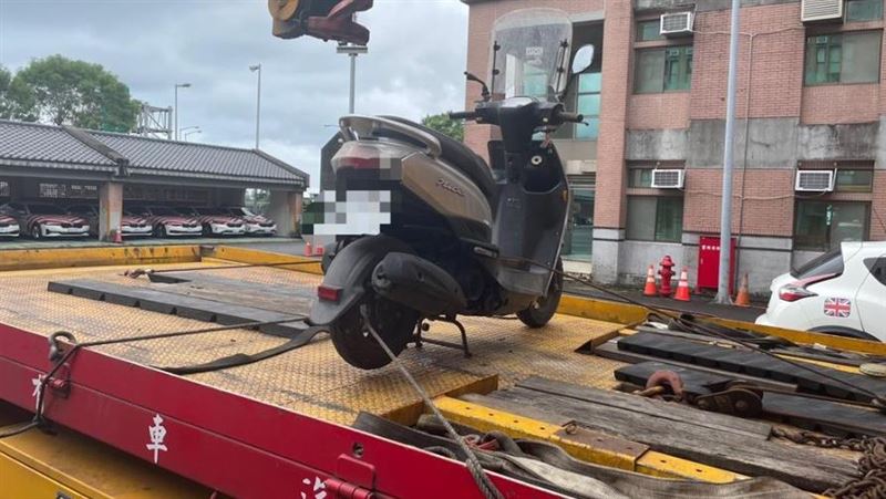 陳翁騎車誤闖高速公路，之後逆向碰撞車輛。（圖／翻攝畫面）