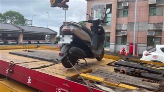 移動神主牌！8旬阿公騎上高速逆向撞汽車