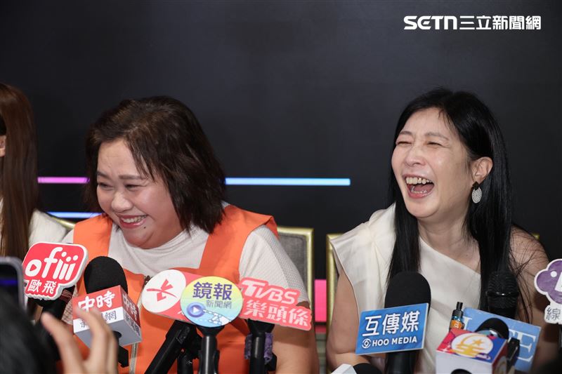 《我的媽媽欠栽培》是三立電視2026年度重點節目計畫之一，由鍾欣凌（左）、黃嘉千（右）、劉香慈主演。（圖／記者鄭孟晃攝影）