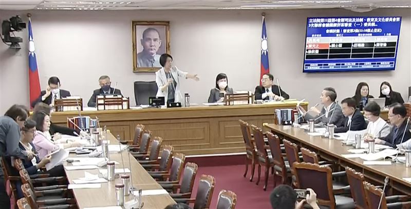 葉元之發言稱「陳培瑜說『讓它破產啦，不過是照顧58萬人』」，令陳培瑜當場痛罵葉元之，說「破產」是昨天王鴻薇講的，葉元之則反罵陳培瑜雙標。（圖／翻攝自國會頻道）