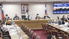 葉元之發言稱「陳培瑜說『讓它破產啦，不過是照顧58萬人』」，令陳培瑜當場痛罵葉元之，說「破產」是昨天王鴻薇講的，葉元之則反罵陳培瑜雙標。（圖／翻攝自國會頻道）