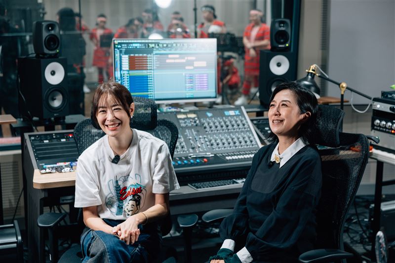 賈永婕（左）與黃韻玲（右）為101跨年煙火獻聲。（圖／北流提供）