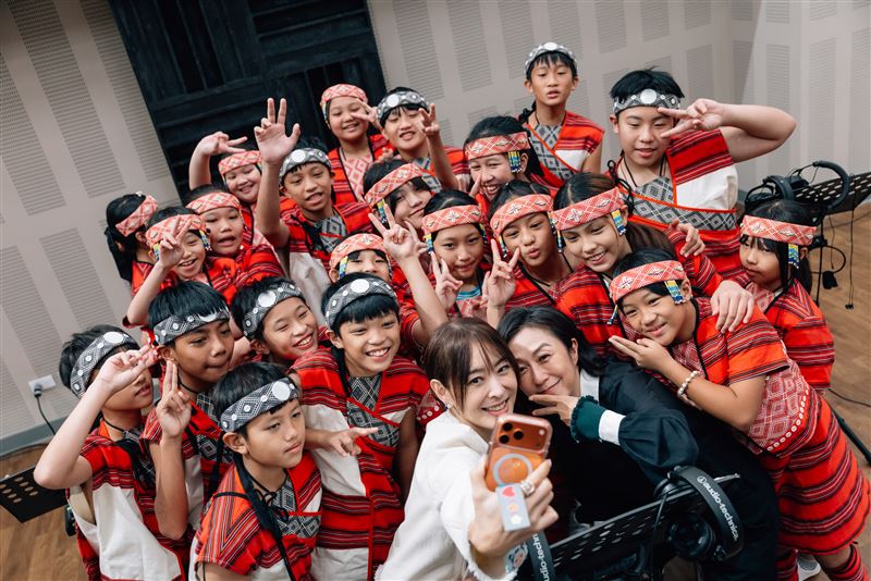 賈永婕、黃韻玲與嘉興國小「拿互依＆馬胎兒童合唱團」合作錄製跨年煙火音樂。（圖／北流提供）