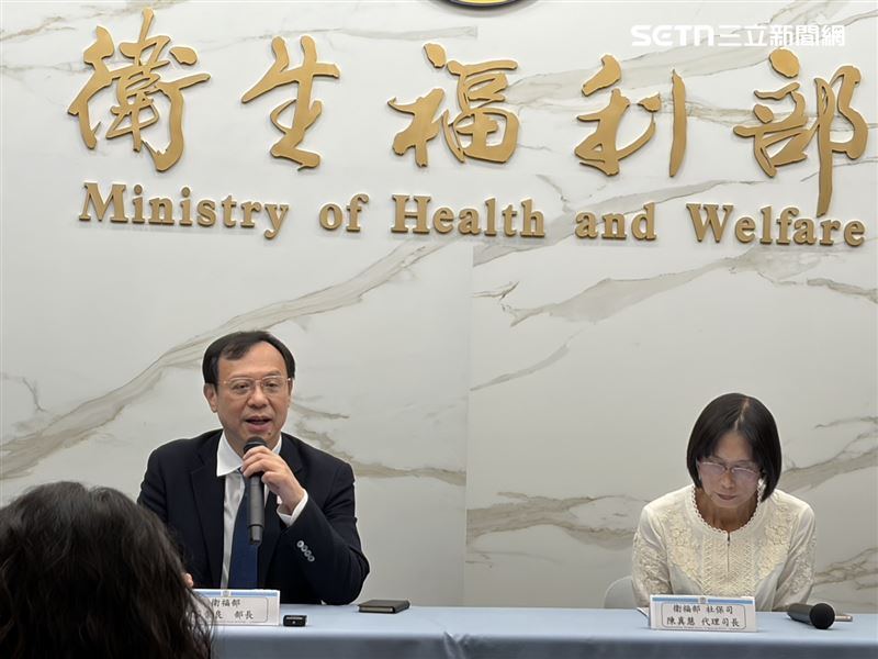 對於補充保費將修法,衛福部長石崇良(左)今日強調,改革是為了健保的付費公平性。(圖/記者簡浩正攝影)
