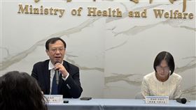 對於補充保費將修法，衛福部長石崇良（左）今日強調，改革是為了健保的付費公平性。（圖／記者簡浩正攝影）