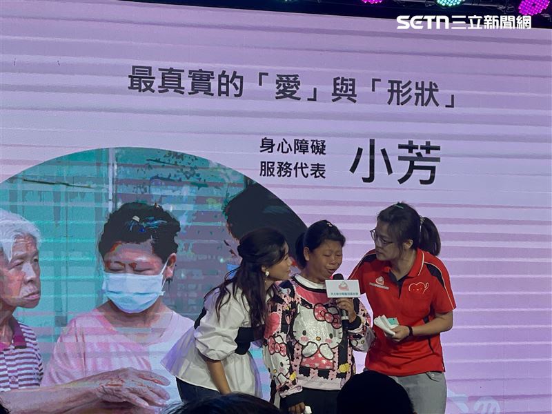 小芳(中)聲淚俱下分享經歷。(圖/記者蔣季容攝影)