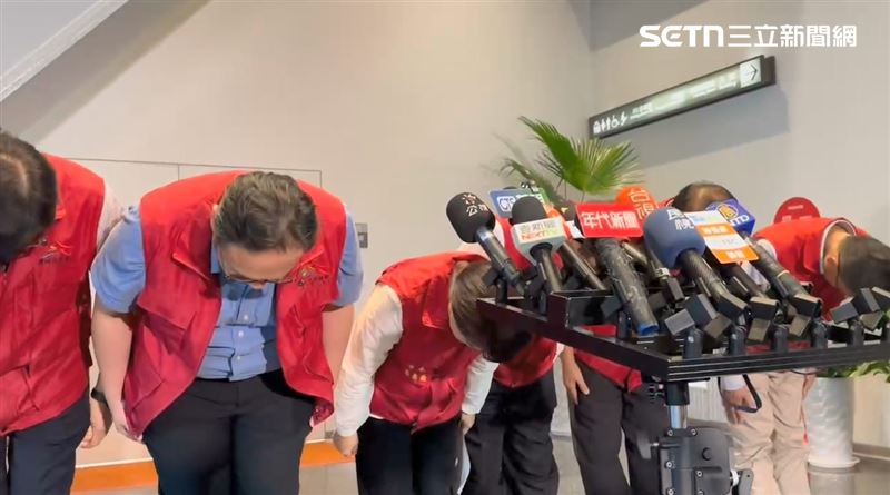 台中市長盧秀燕坦承市府防疫做得不夠好，兩度率市府團隊鞠躬致歉。（圖／翻攝畫面）