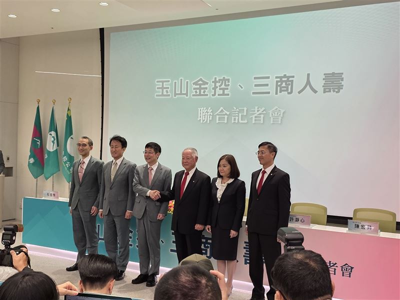 玉山金控與三商人壽共同召開聯合記者會，高層團隊同台亮相，宣告雙方正式啟動合意併購程序。（由左至右：玉山金控財務長程國榮、玉山金控總經理陳茂欽、玉山金控／銀行董事長黃男州、三商人壽董事長翁肇喜、三商人壽副董事長許瀞心、三商人壽總經理陳宏昇）（圖／記者李宜樺攝影）