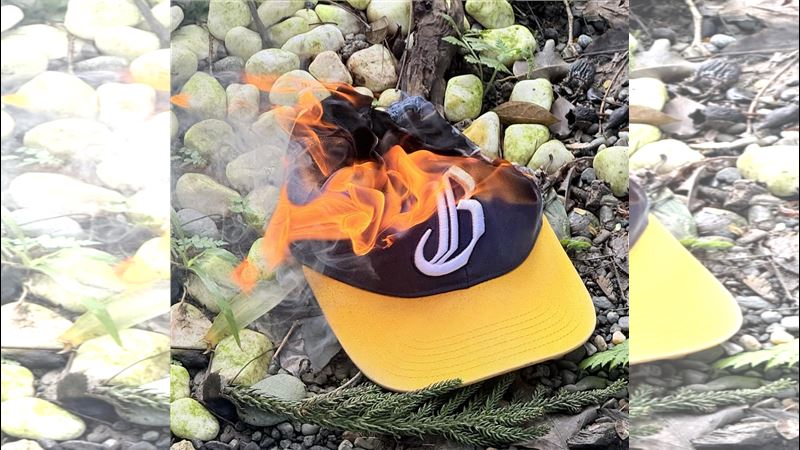 不滿上海兄弟抄襲，象迷怒燒兄弟球帽，怒道「在成爲棒球迷之前，我是台灣人」。（圖／翻攝自Threads @wukong1973）