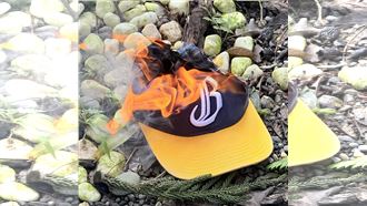 不滿上海兄弟抄襲，象迷怒燒兄弟球帽，怒道「在成爲棒球迷之前，我是台灣人」。（圖／翻攝自Threads @wukong1973）