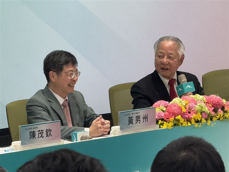 玉山金控／銀行董事長黃男州（左）與三商人壽董事長翁肇喜（右）兩大金控高層，在記者會上接受記者提問，不時露出笑意，兩人談及併購細節時互動熱絡，整場企併記者會充滿「合作終於到位」的氣氛，外界直呼這樁合意併購水到渠成。（圖／記者師瑞德攝影）