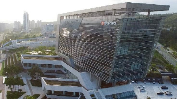 韓國東西電力有限公司的發電廠傳出坍塌事故。圖為該公司總部。（圖／翻攝自臉書）