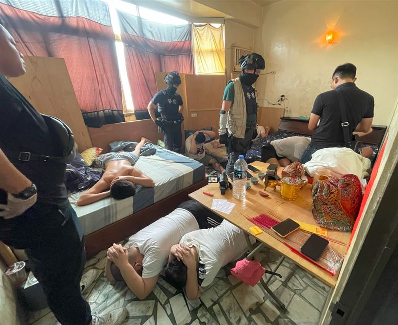 警方攻堅詐團設立在雲林北港的詐騙機房，逮捕11名嫌犯。(圖／翻攝畫面)