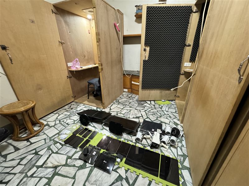 詐騙機房用木板及泡棉做出簡陋隔間，進行跨國詐騙。(圖／翻攝畫面)