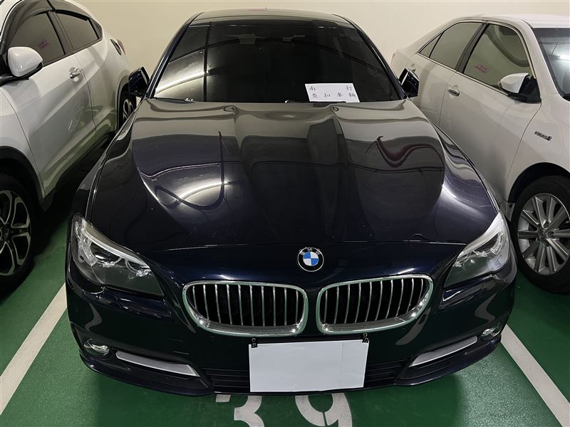 警方查扣詐團名下的兩輛雙B名車。(圖／翻攝畫面)