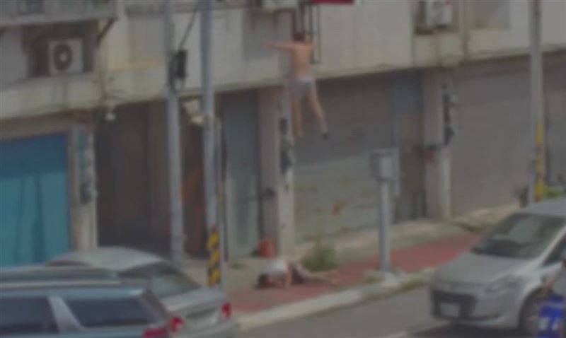 警方攻堅時，詐騙機房2名嫌犯情急之下竟從3樓跳下。(圖／翻攝畫面)