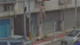 美國紐約留學生，跨國被詐騙逾200萬，警攻堅北港機房，2嫌犯亡命跳樓，影像曝(圖／翻攝畫面)